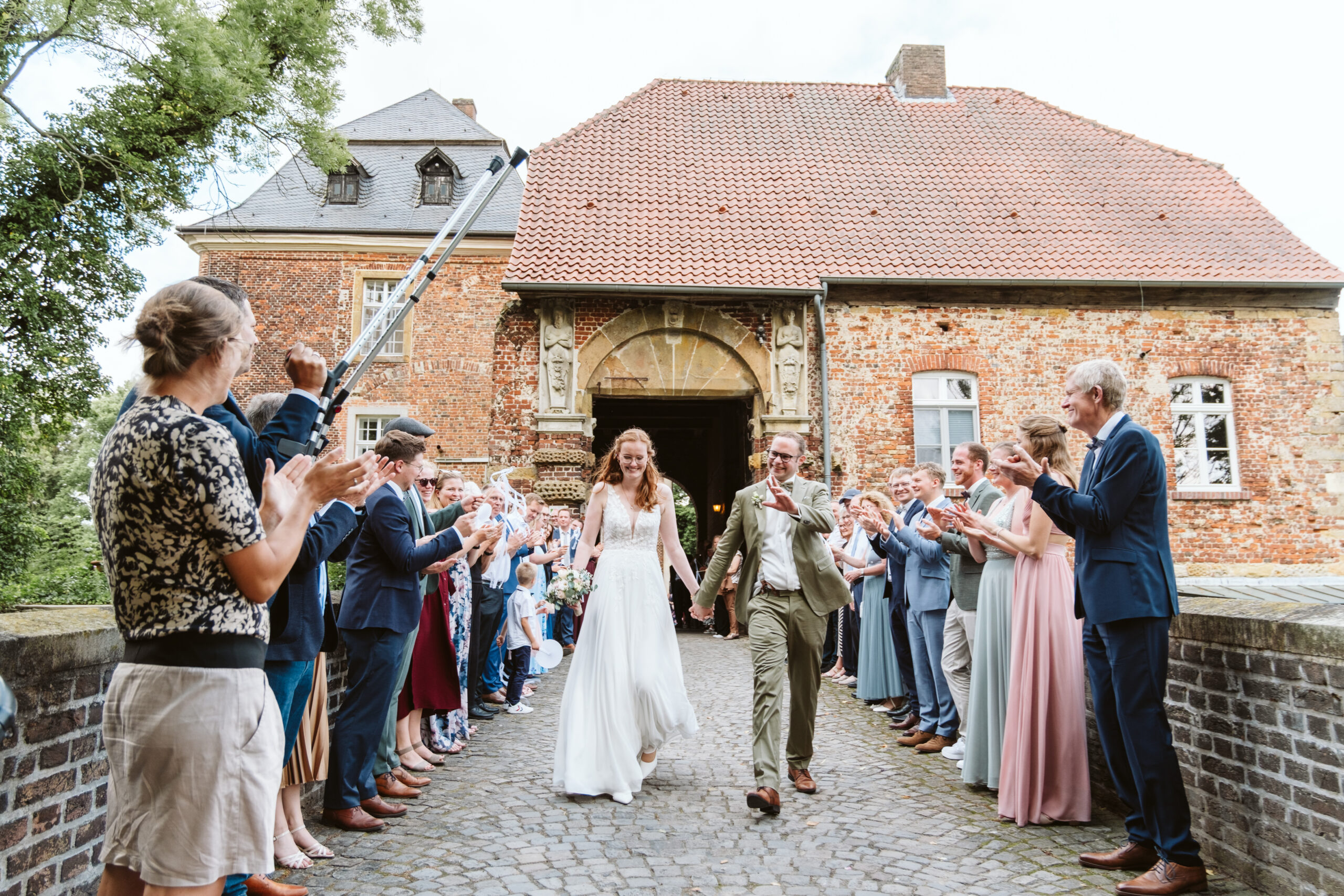Brautpaar Auszug im Haus Geist Oelde Hochzeitsfotograf